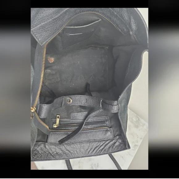 Chic Black Croc-Embossed Tote Bag - Picture 8 of 10